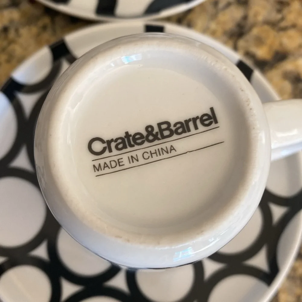 Crate & Barrel Black and White Demitasse Espresso Cup Set. 4 cups/4 saucers.